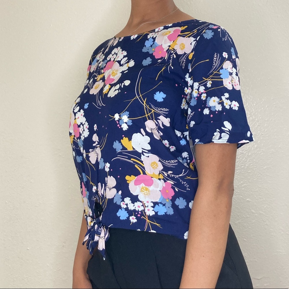 NWT a.n.a Miranda Floral Navy Blue Top - Picture 2 of 6